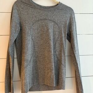 Lululemon Athletica Heather Gray Long sleeve loose fitting swiftly 2.0 hip